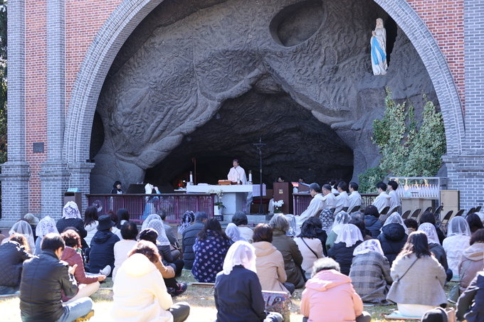 ▲ 2026학년도 대학수학능력시험(수능·11월 13일)을 이틀 앞둔 11일 오전 대구 중구 남산동 천주교 대구대교구청 내 성모당에서 ‘수능 고득점 기원 미사’가 치러진 가운데 수험생 가족 등 신자들이 기도를 올리고 있다.김영환 기자yhk@kyongbuk.com