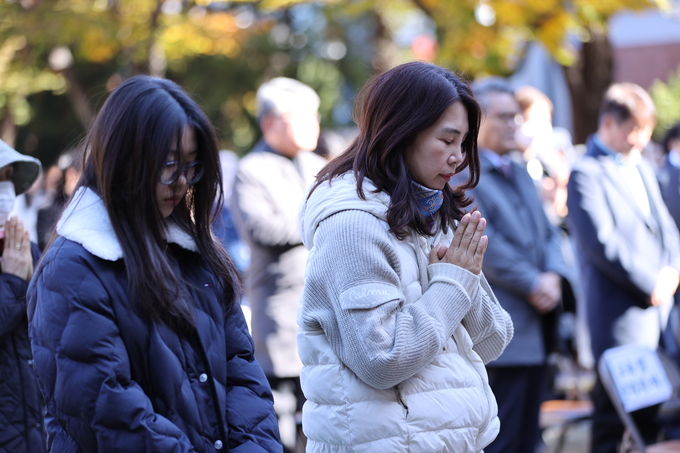 ▲ 2026학년도 대학수학능력시험(수능·11월 13일)을 이틀 앞둔 11일 오전 대구 중구 남산동 천주교 대구대교구청 내 성모당에서 ‘수능 고득점 기원 미사’가 치러진 가운데 수험생 가족 등 신자들이 두손을 모아 기도하고 있다.김영환 기자yhk@kyongbuk.com
