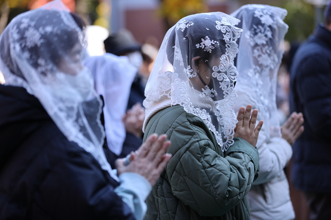 ▲ 2026학년도 대학수학능력시험(수능·11월 13일)을 이틀 앞둔 11일 오전 대구 중구 남산동 천주교 대구대교구청 내 성모당에서 ‘수능 고득점 기원 미사’가 치러진 가운데 수험생 가족 등 신자들이 두손을 모아 기도하고 있다.김영환 기자yhk@kyongbuk.com