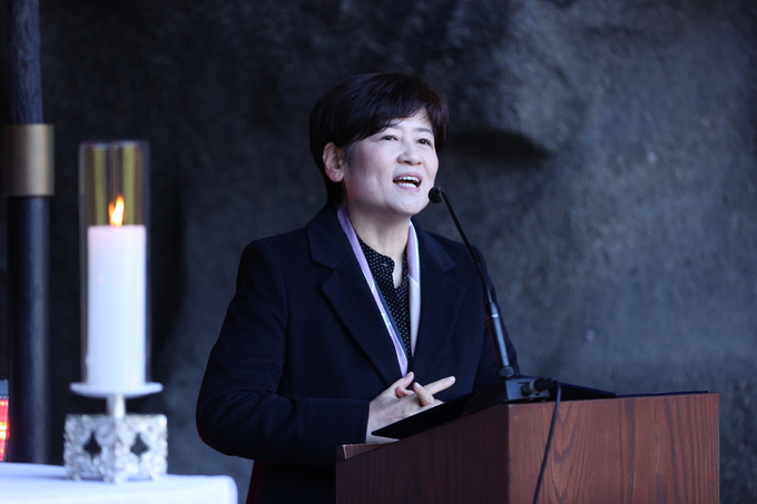 ▲ 2026학년도 대학수학능력시험(수능·11월 13일)을 이틀 앞둔 11일 오전 대구 중구 남산동 천주교 대구대교구청 내 성모당에서 ‘수능 고득점 기원 미사’가 진행된 가운데 미사에 참석한 강은희 대구시교육감이 인사말을 하고 있다.김영환 기자yhk@kyongbuk.com