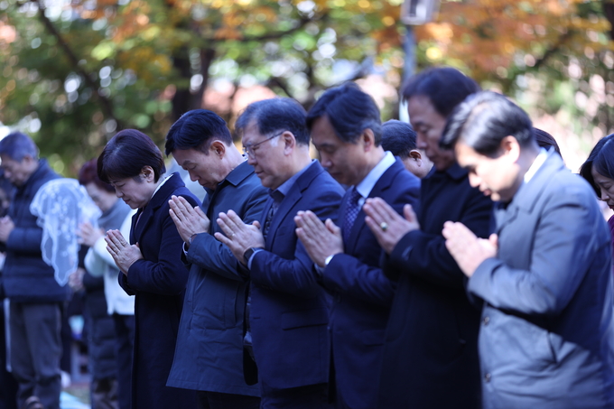 ▲ 2026학년도 대학수학능력시험(수능·11월 13일)을 이틀 앞둔 11일 오전 대구 중구 남산동 천주교 대구대교구청 내 성모당에서 ‘수능 고득점 기원 미사’가 진행된 가운데 미사에 참석한 강은희 대구시교육감(오른쪽 여섯번 째)과 교육청 관계자들이 기도하고 있다.김영환 기자 yhk@kyongbuk.com