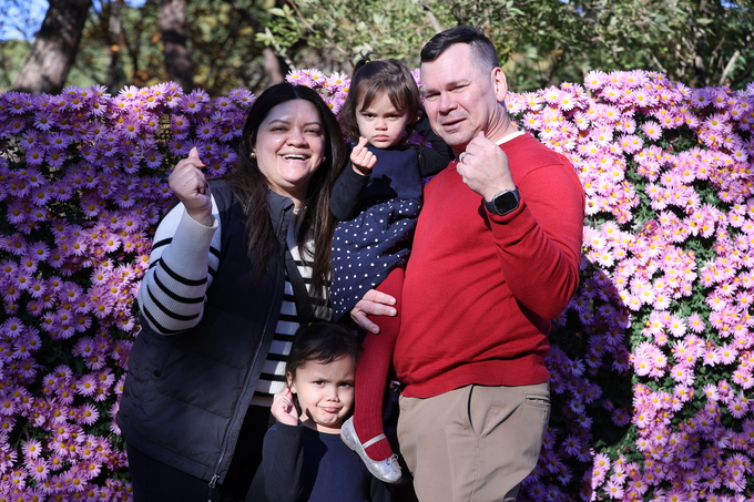 ▲ 대구 달서구 대곡동 대구수목원에서 국화전시회가 열리고 있는 가운데 11일 오후 이곳을 찾은 한 외국인 가족이 기념촬영을 하고 있다.김영환 기자yhk@kyongbuk.com