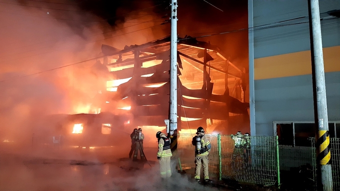 ▲ 12일 영천소방서 소방관들이 청통면 계지리 폐산 재처리공장 화재를 진압하고 있다. 영천소방서 제공