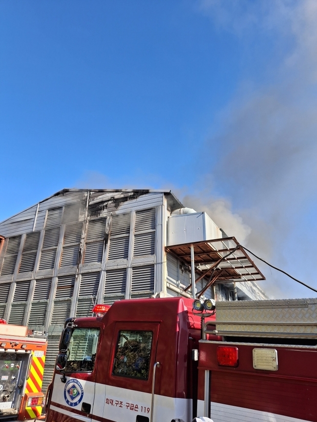 ▲ 11일 오후 2시 1분께 경주시 서면의 한 양계장에서 불이나 소방당국이 출동해 화재를 진압하고 있다. 경북소방본부