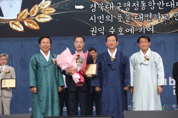 ▲ 천성용 ㈜창성공조기전 대표(왼쪽 두번째)가 제23회 안동의날 기념식에서 ‘2025 자랑스러운 시민상’을 수상하고 있다.