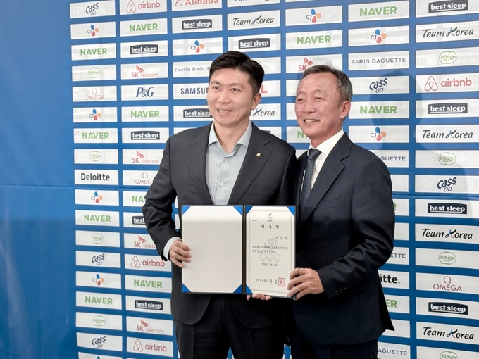 ▲ 이승호 칠곡군체육회장(오른쪽)이 11일 대한체육회 유승민 회장으로부터 스포츠복지위원회 위원장 위촉장을 받고 있다.