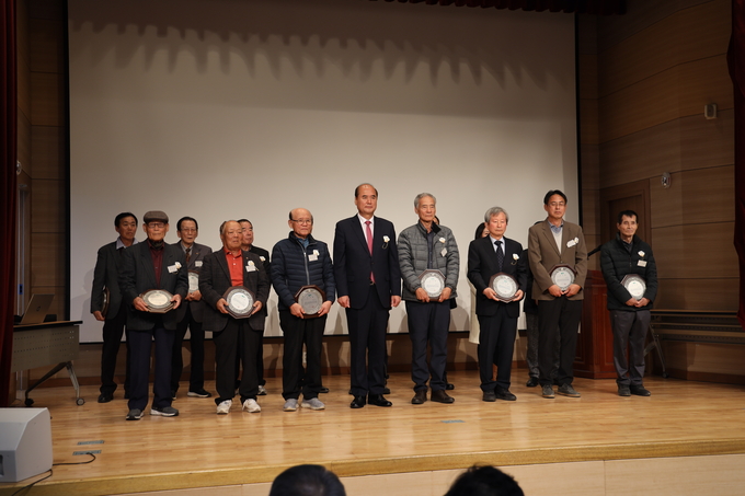 ▲ 상주박물관(관장 윤호필)이 세미나동에서 ‘제6회 기증·기탁자의 날’ 행사를 열고 지역의 문화유산 보전에 힘써온 시민들에게 감사를 전한 10일 강영석 상주시장(왼쪽·네번째)이 감사패를 전달하고 기증자들과 기념 촬영하고 있다.