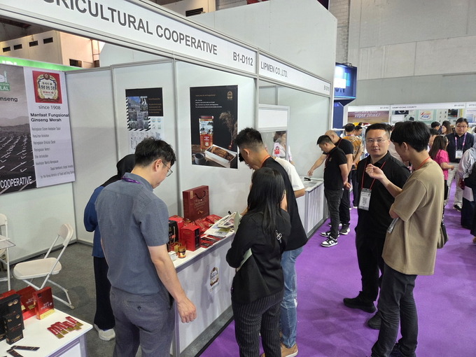 ▲ 인도네시아 ‘시알(SIAL) 국제식품박람회’에서 외국인들이 홍삼제품을 구경하고 있다