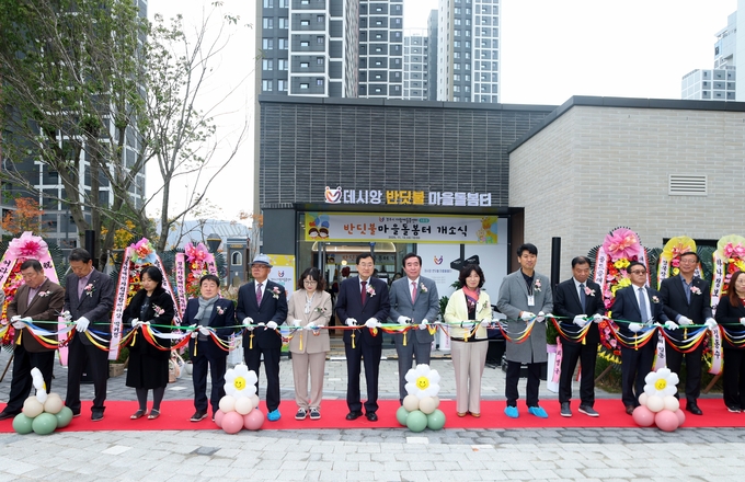 ▲ 주낙영 경주시장(가운데)을 비롯한 내빈들이 12일 건천읍에서 열린 ‘건천반딧불마을돌봄터’ 개소식에서 테이프 커팅을 하고 있다. 경주시