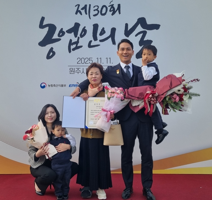 ▲ 지난 11일 열린 제30회 농업인의 날 국가기념식에서 대통령상을 수상한 상주시 청청농업회사법인 윤문욱 대표(오른쪽·두번째)가 표창장을 손에 쥔 어머니 등 가족과 함께 기념 촬영하고 있다. 상주시 제공