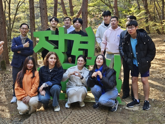 ▲ 성주관광두레 주민사업체 ‘별별투어’가 운영한 체류형 프로그램 외국인 참가자들이 기념촬영을 하고 있다. 성주군