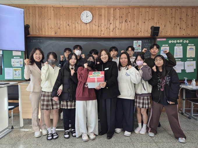 ▲ 남정일(앞줄 오른쪽 네 번째) 청송교육장이 2026학년도 대입수능에 응시하는 지역 고3 교실을 깜짝 방문해 응원하고 있다.