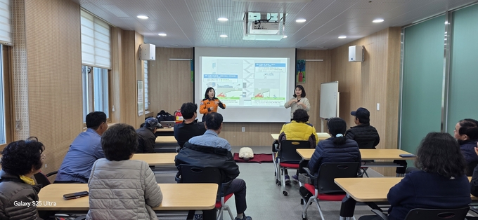 ▲ 11일 의성군장애인복지센터에서 열린 청각·언어장애인 대상 소방안전교육에서 의성소방서 관계자(왼쪽)가 화재 대피요령을 설명하고 수어통역사가 내용을 전달하자, 참가자들이 스크린 자료를 보며 집중하고 있다. 의성소방서