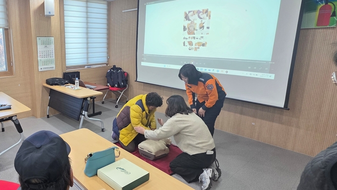 ▲ 11일 의성군장애인복지센터에서 진행된 청각·언어장애인 소방안전교육에서 참가자들이 소방관의 안내에 따라 마네킹을 이용해 심폐소생술(CPR)을 실습하며 응급대처 방법을 배우고 있다. 의성소방서