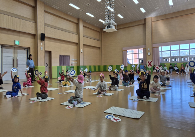 ▲ 호명라온유치원(원장 류영자)이 11월 10일  원내에서 ‘도전! 독서골든벨’ 을 진행하는 장면.예천교육지원청 제공