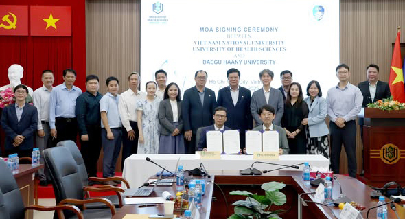 ▲ 대구한의대는 베트남 호치민과 띠엔장 지역에서 국제공동연구 협약(MOA) 체결을 비롯한 다양한 글로벌 창업 교류 프로그램을 운영했다. 베트남 공동연구 MOA 체결 후 기념촬영하는 참석자들. 대구한의대.