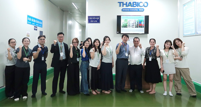 ▲ 대구한의대는 베트남 호치민과 띠엔장 지역에서 국제공동연구 협약(MOA) 체결을 비롯한 다양한 글로벌 창업 교류 프로그램을 운영했다. 기업방문 후 기념촬영. 대구한의대.