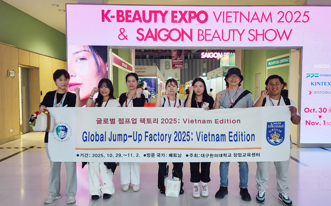 ▲ 대구한의대는 베트남 호치민과 띠엔장 지역에서 국제공동연구 협약(MOA) 체결을 비롯한 다양한 글로벌 창업 교류 프로그램을 운영했다. 글로벌 점프업 팩토리 2025 Vietnam Edition 운영을 위해 K-뷰티 엑스포 베트남 2025에 참가한 재학생들. 대구한의대.
