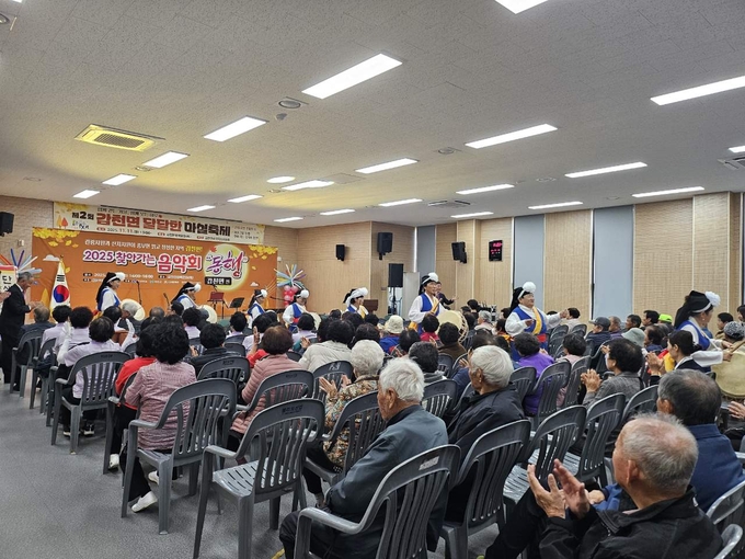 ▲ 예천군 감천면 주민자치위원회(위원장 김주동)가 지난 11일 감천행복문화센터에서 ‘제2회 감천면 달달한 마실축제’를 개최했다. 사진은 사물놀이 패의 축하공연 장면, 예천군 제공