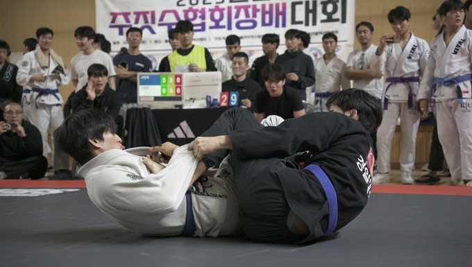 ▲ 경일대 KIU스포츠단 주짓수부가 ‘2025 울산광역시 주짓수협회장배 생활체육 주짓수대회’에서 단체전 우승과 준우승을 차지했다. 주짓수부 서민혁 선수(검은색). 경일대.