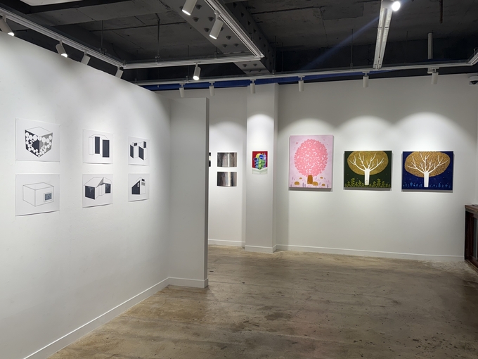 ▲ 경북 의성군 안계미술관에서 개막한 ‘빈집 일기’ 전시 전경으로, 참여 작가들의 드로잉·회화·설치작품이 전시장을 채우며 사라진 공간의 기억과 예술적 재해석이 어우러진 모습을 보여준다. 안계미술관