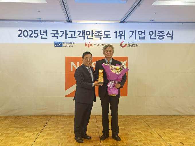 ▲ 대구교통공사가 ‘2025년 국가고객만족도(NCSI) 조사’에서 도시철도 서비스업 부문 1위를 차지했다. 박성중 한국생산성본부 회장 (사진 왼쪽)과 김기혁 대구교통공사 사장(사진 오른쪽)이 기념 촬영을 하고 있다. 대구교통공사 제공