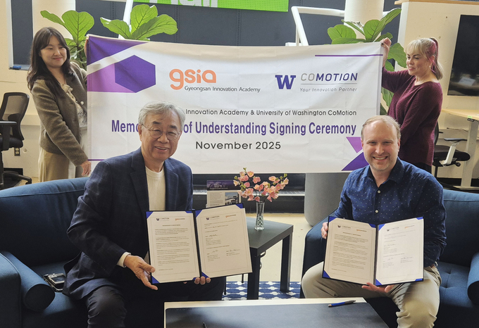 ▲ (재)경산이노베이션아카데미 이헌수 학장(왼쪽)은 美 워싱턴대학교 CoMotion과 글로벌 SW 인재 양성 협력 MOU 체결하고 협약서를 들어 보이고 있다. (재)경산이노베이션아카데미