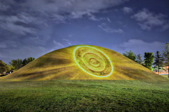 ▲ 경주 황남대총 봉분이 거대한 미디어파사드 스크린으로 변신해 관광객들로부터 인기를 끌고 있다.