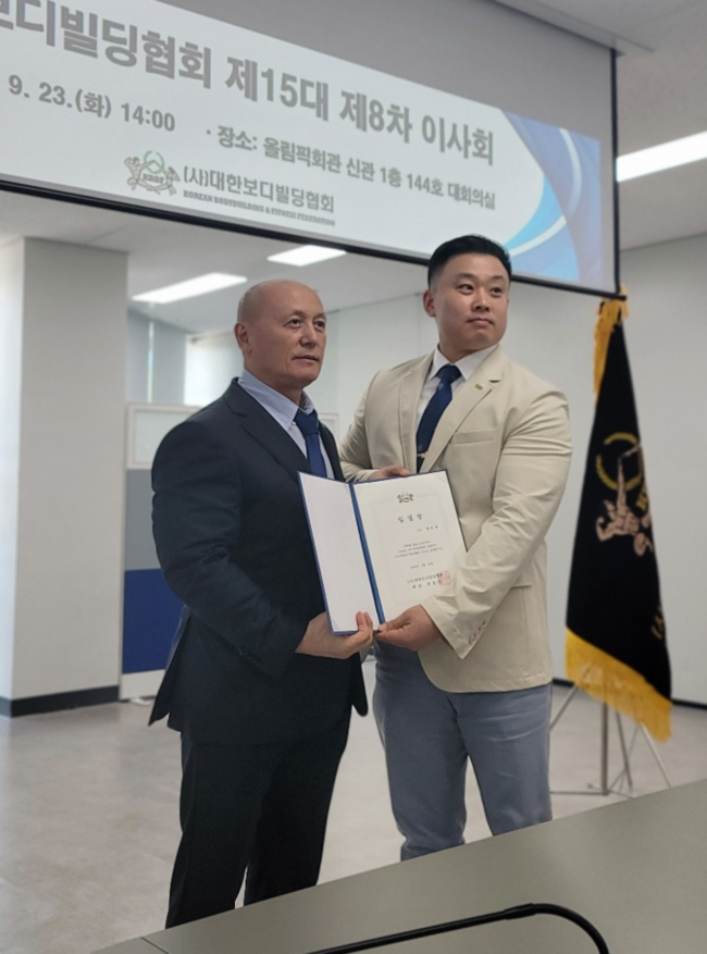 ▲ 최문희 구미시보디빌딩협회장이 국가대표팀 감독 선임증서를 받고 있다.