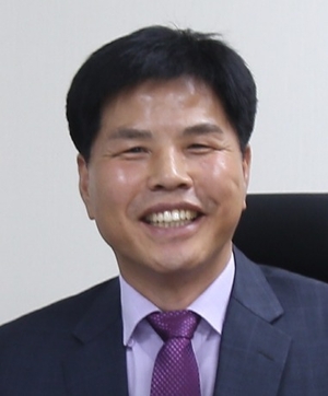 ▲ 이상일 수필가·경영학 박사