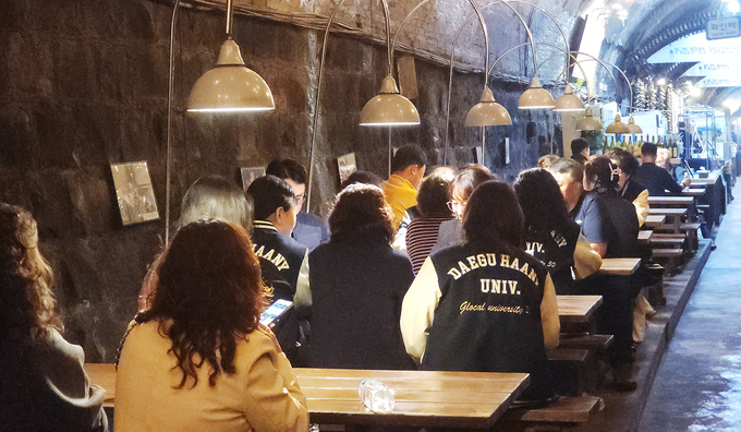 ▲ 대구한의대는 ‘청도 와인과 글로벌 와인 비교분석 및 청도 와인산업의 이해’를 주제로 심층 교육을 진행했다. 청도와인터널에서 로컬캠퍼스 현장연계형 교육프로그램을 진행하는 학생들. 대구한의대.