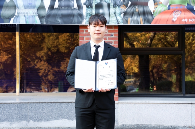 ▲ 대구대 패션디자인학과가 제14회 국제디지털패션콘테스트’에서 대상을 수상했다. 대상을 수상한 대구대 패션디자인학과 정정원 학생. 대구대.