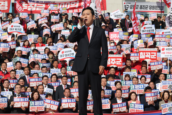 ▲ 국민의힘 장동혁 대표가 12일 서울 여의도 국회 본청 앞에서 열린 “대장동 일당 7400억 국고 환수 촉구 및 검찰 항소 포기 외압 규탄대회”에서 발언하고 있다.연합