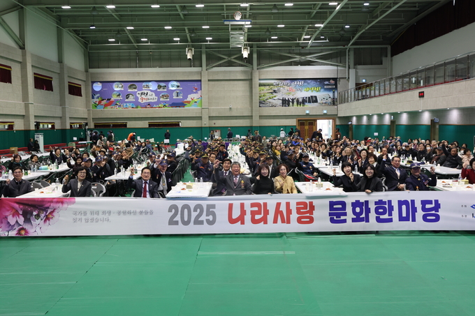 ▲ 2025나라사랑 문화한마당이 12일 오전 영천시 교촌동 영천생활체육관에서 열린 가운데 참석자들이 기념촬영을 하고 있다.김영환 기자 yhk@kyongbuk.com