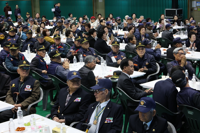 ▲ 2025나라사랑 문화한마당이 12일 오전 영천시 교촌동 영천생활체육관에서 열린 가운데 참석자들이 초대가수 축하공연을 보고 있다.김영환 기자 yhk@kyongbuk.com