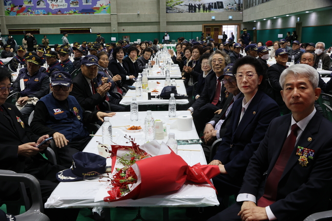 ▲ 2025나라사랑 문화한마당이 12일 오전 영천시 교촌동 영천생활체육관에서 열린 가운데 참석자들이 초대가수 축하공연을 보고 있다.김영환 기자 yhk@kyongbuk.com