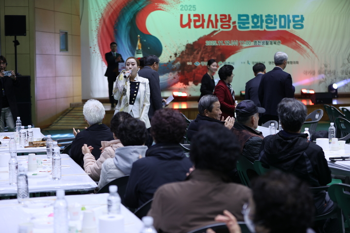 ▲ 2025나라사랑 문화한마당이 12일 오전 영천시 교촌동 영천생활체육관에서 열린 가운데 가수 최지현이 공연하고 있다.김영환 기자 yhk@kyongbuk.com