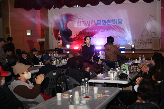 ▲ 2025나라사랑 문화한마당이 12일 오전 영천시 교촌동 영천생활체육관에서 열린 가운데 가수 이효진이 공연하고 있다.김영환 기자 yhk@kyongbuk.com