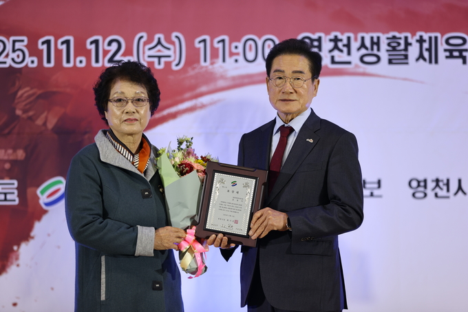 ▲ 2025나라사랑 문화한마당이 12일 오전 영천시 교촌동 영천생활체육관에서 열린 가운데 유공자에 대한 시상이 진행되고 있다.김영환 기자 yhk@kyongbuk.com