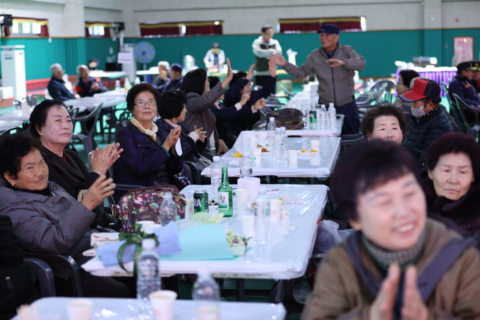 ▲ 2025나라사랑 문화한마당이 12일 오전 영천시 교촌동 영천생활체육관에서 열린 가운데 참석자들이 박수를 치고 있다.김영환 기자 yhk@kyongbuk.com