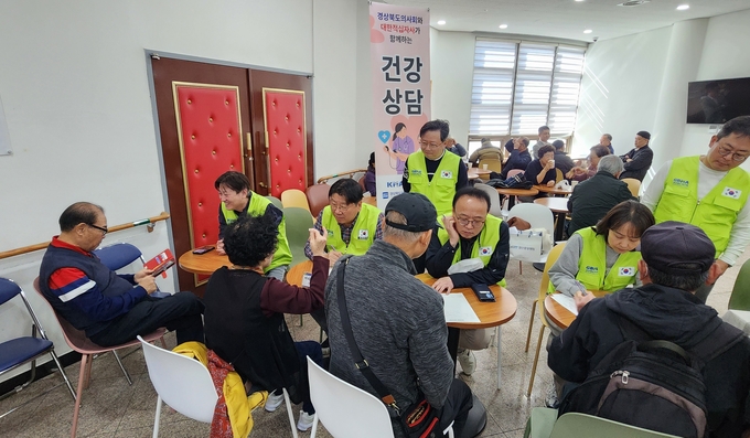 ▲ 경상북도의사회와 (사)경상북도의사회 사회공헌사업단은 지난 11일 경산시노인종합복지관에서 ‘2025 정담은 급식 나눔’ 행사를 개최했다. ‘정담은 급식 나눔’ 으로 이웃사랑 실천. 경산시.