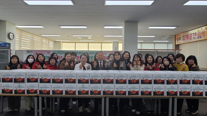 ▲ 대한노인회 문경시지회 관계자들이 문경시우리음식연구회로부터 전달받은 김장김치를 경로당행복선생님에게 전달하고 있다.