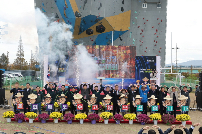 ▲ 포항시가 12일 만인당 잔디광장에서 농업인과 시민 1,000여 명이 참석한 가운데 ‘제4회 포항 농업인 한마음대회’를 성황리에 개최했다