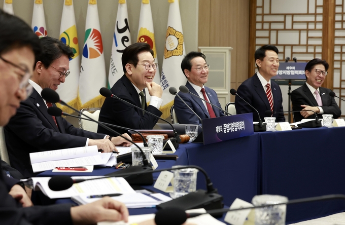 ▲ 이재명 대통령이 12일 용산 대통령실에서 열린 중앙지방협력회의에서 참석자 발언을 듣고 있다. 이 대통령 오른쪽부터 유정복 시도지사협의회장 겸 인천시장, 오세훈 서울시장, 박형준 부산시장.연합