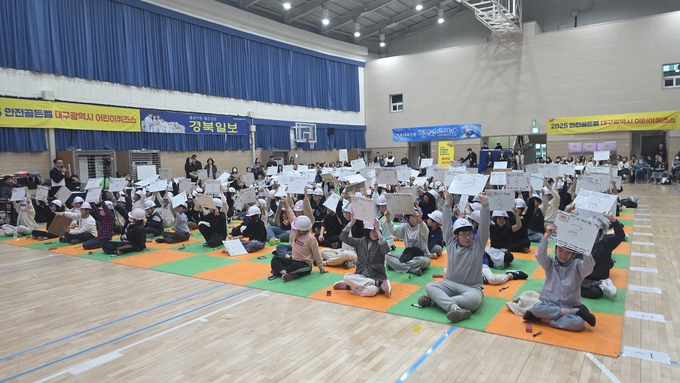 ▲ 대구 월배초등학교 강당에서 12일 열린 ‘2025 안전골든벨 대구시 어린이퀴즈쇼 남부예선’ 학생들이 문제를 풀고 있다. 김산호 기자