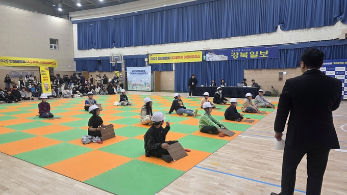 ▲ 대구 월배초등학교 강당에서 12일 열린 ‘2025 안전골든벨 대구시 어린이퀴즈쇼 남부예선’에서 20번 주관식 문제를 맞춘 최종 9인이 선발됐다. 김산호 기자