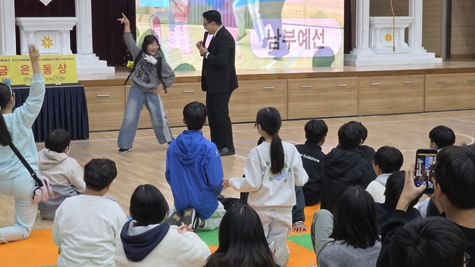 ▲ 대구 월배초등학교 강당에서 12일 열린 ‘2025 안전골든벨 대구시 어린이퀴즈쇼 남부예선’의 ‘한 소절 만에 노래 맞추기’ 이벤트에서 끼있는 한 학생이 무대에서 춤을 선보이고 있다. 김산호 기자