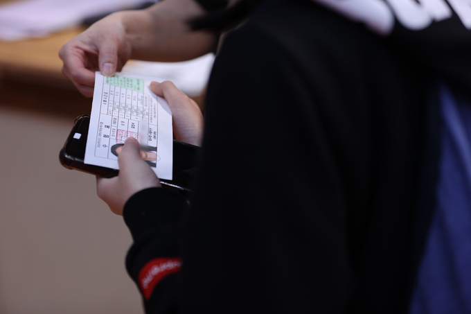 ▲ 2026학년도 대학수학능력시험을 하루 앞둔 12일 오후 경북 영천시 화룡동 선화여자고등학교에서 예비소집이 진행된 가운데 한 학생이 수험표를 확인하고 있다.김영환 기자yhk@kyongbuk.com