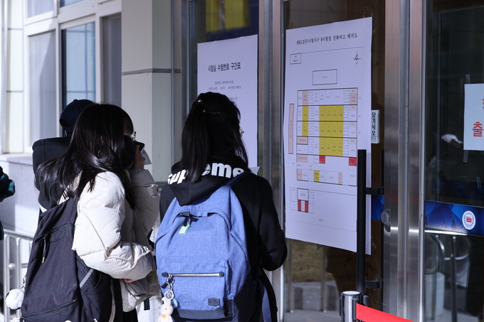▲ 2026학년도 대학수학능력시험을 하루 앞둔 12일 오후 경북 영천시 화룡동 선화여자고등학교에서 예비소집이 진행된 가운데 수험생들이 시험실을 확인하고 있다.김영환 기자yhk@kyongbuk.com
