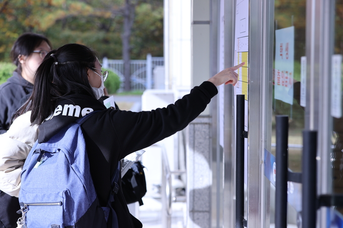 ▲ 2026학년도 대학수학능력시험을 하루 앞둔 12일 오후 경북 영천시 화룡동 선화여자고등학교에서 예비소집이 진행된 가운데 수험생들이 시험실을 확인하고 있다.김영환 기자yhk@kyongbuk.com
